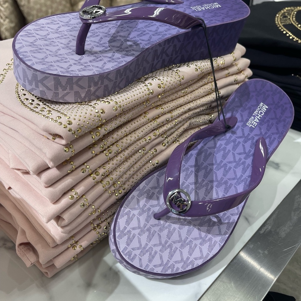 Michael Kors BEDFORD FLIP FLOP
PVC/OMBRE MK SIG
49R6BDFA1Q
Dark Purple 
Platform - Picture 11 of 16